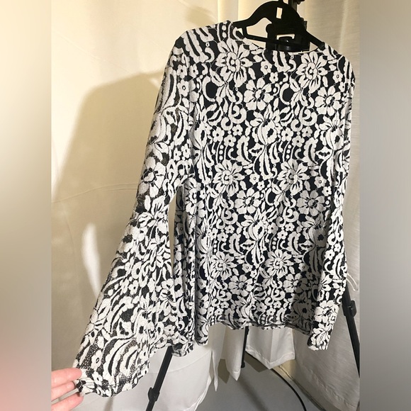 ALFANI- BLOUSE black with white flowers, V-neck blouse size L - Picture 6 of 6